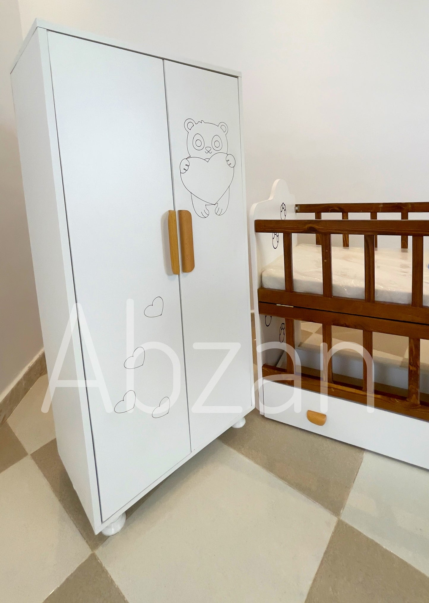 lit de bébé bois rouge avec armoire