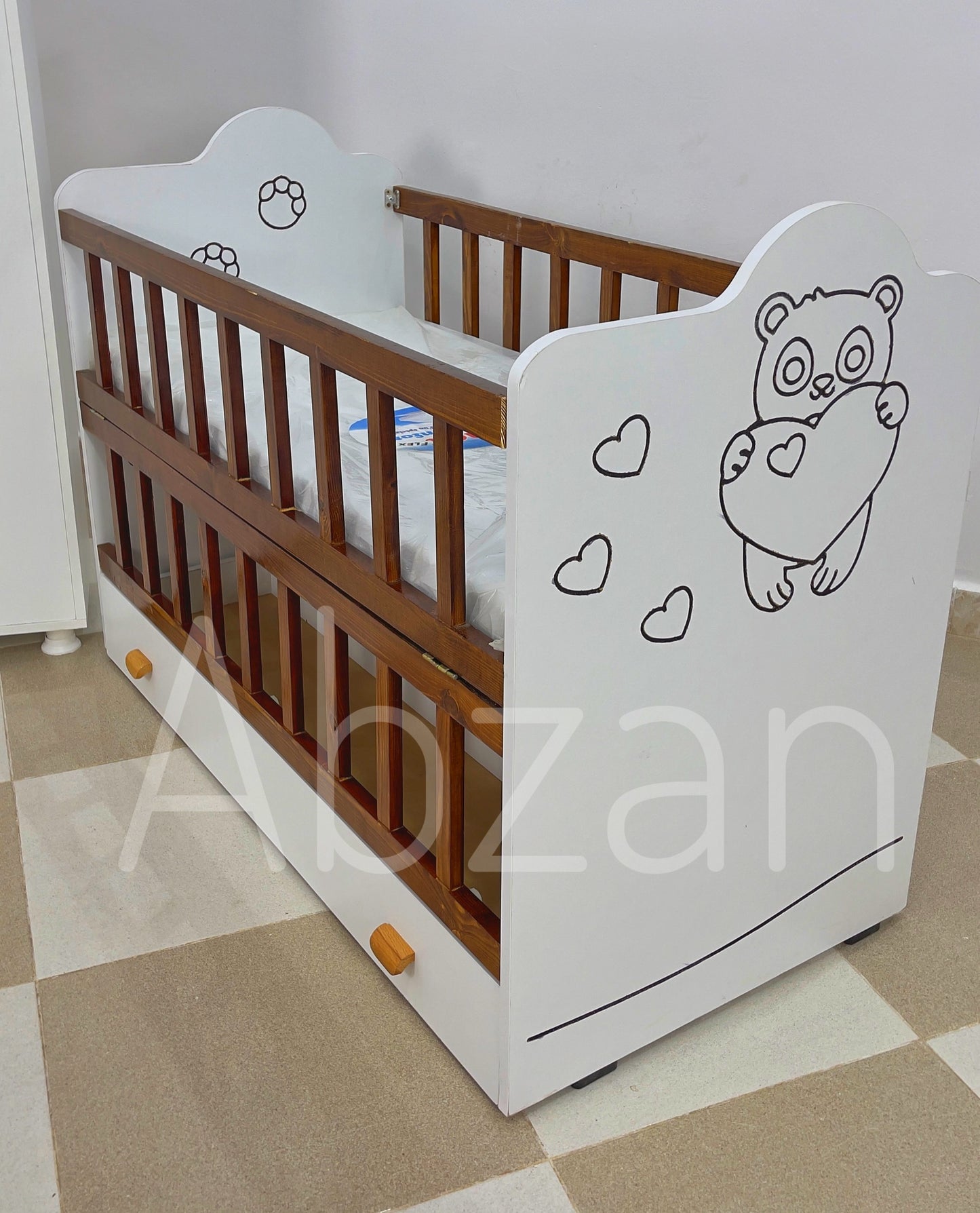 lit de bébé bois rouge avec armoire
