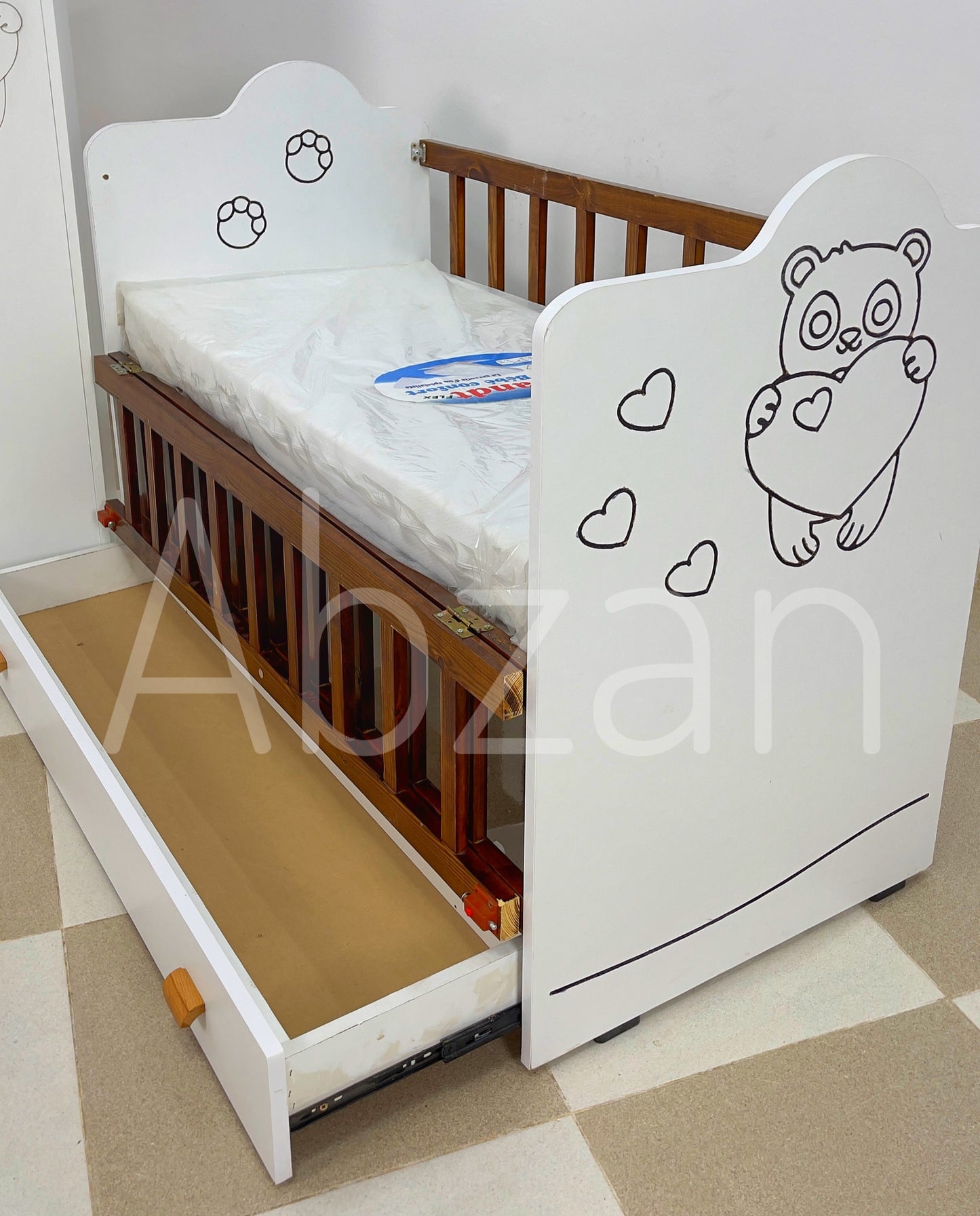 lit de bébé bois rouge avec armoire